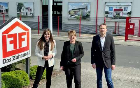 Bundestagsabgeordnete Tanja Machalet besucht Fertighaushersteller Fingerhut Haus